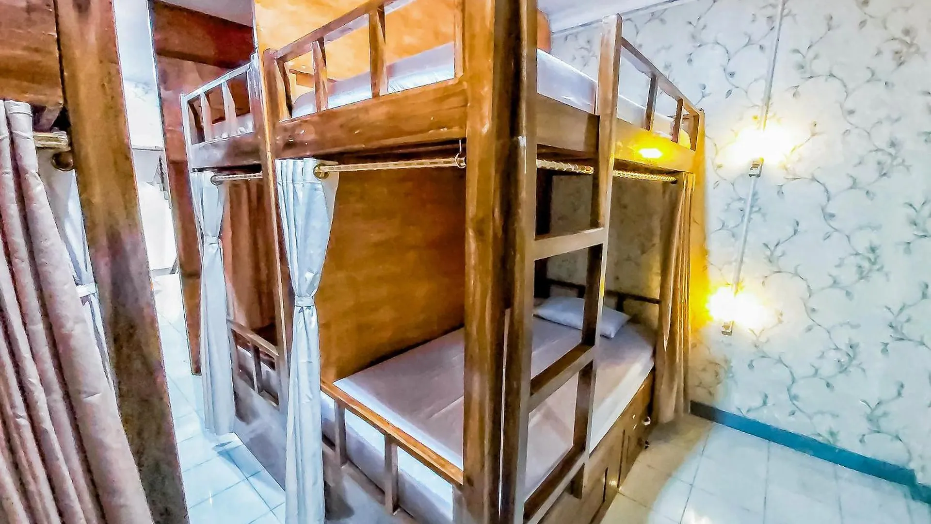 Hotel Shooting Star Hostel Kuta Redpartner - Mixed Dormitory Legian