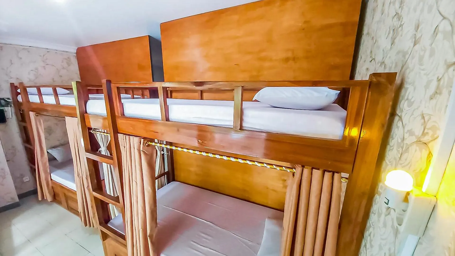 Hotel Shooting Star Hostel Kuta Redpartner - Mixed Dormitory Legian